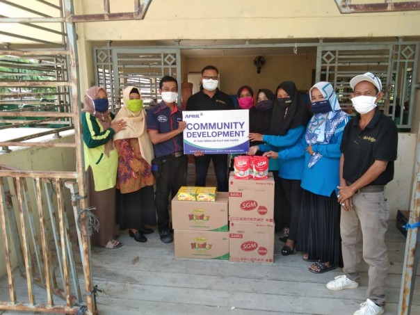 Penyaluran bantuan paket gizi dengan protokol kesehatan di Kabupaten Kuansing beberapa waktu lalu/ist
