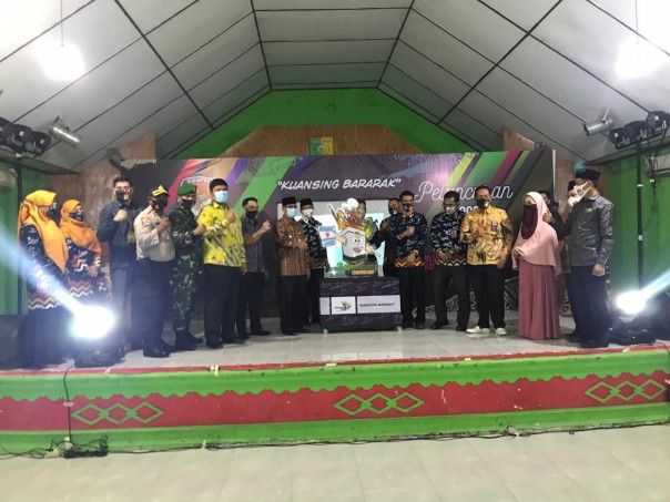 Bupati Kuansing Drs H Mursini saat melakukan kegiatan peluncuran Maskot Logo dan Jingle Pilbup dan Wabup Kuansing/R24