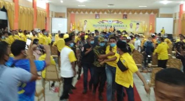 Musda ke-X DPD II Golkar Inhu terjadi kericuhan. Salah satu pengurus PK di bawa keluar oleh Ormas AMPG Inhu dari ruang rapat Musda