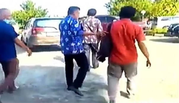 Ketua Fraksi NasDem Rohul Budi Darman meninggalkan ruangan pengukuhan tim koalisi Sukiman Indra Gunawan/R1