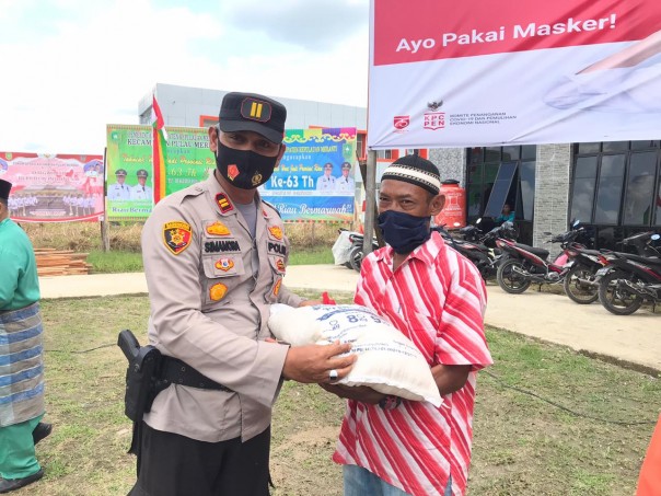 Polsek Tebingtinggi Barat Distribusikan 1,1 Ton Beras Kepada Masyarakat Pulau Merbau Terdampak Covid-19