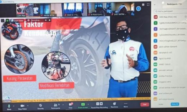 Instruktur Safety Riding Capella Honda Riau, Steven saat memberikan materi dalam webinar yang diikuti para siswa SMKN 1 Tuah Kemuning Inhil