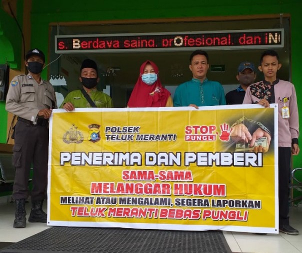 Pejabat Sementara Kanit Binmas Polsek Teluk Meranti Bripka H Simanjuntak usai sosialisasi Saber Pungli di kantor kecamatan, Selasa (1/9/2020). Foto: Istimewa.