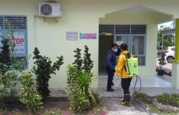 Penyemprotan disinfektan di Puskesmas Perawang