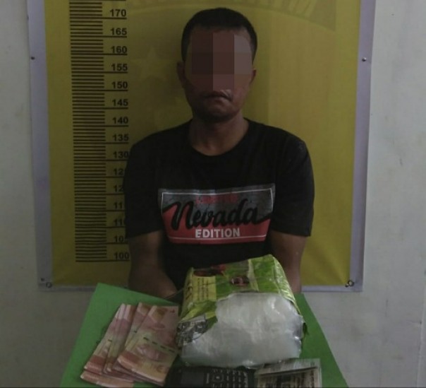 Tersangka DNL, warga asal Aceh di amankan Polsek Batang Gansal, berikut barang bukti sabu-sabu seberat 1,3 kilogram.