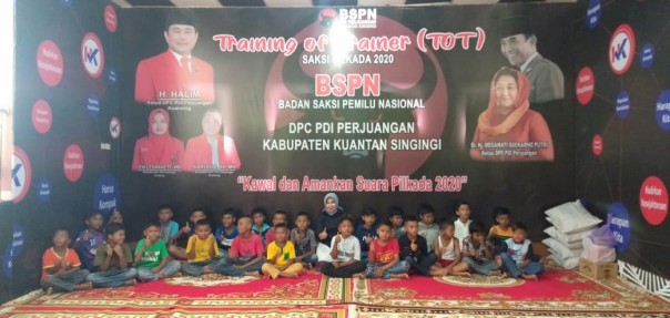 Anggota DPRD Kuansing dari Fraksi PDI-P, Hj. Yuniwarti Halim foto bersama Anak anak yang akan di Sunat Massal/R24