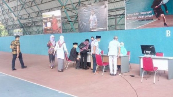 Swab test di hall tenis DPRD Riau