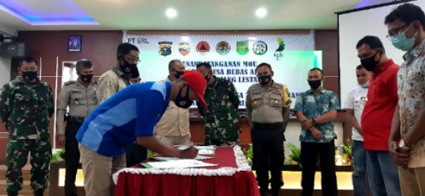Penandatanganan MoU desa bebas api Desa Karya Tunas Jaya dan Desa Teluk Kiambang dengan PT SRL
