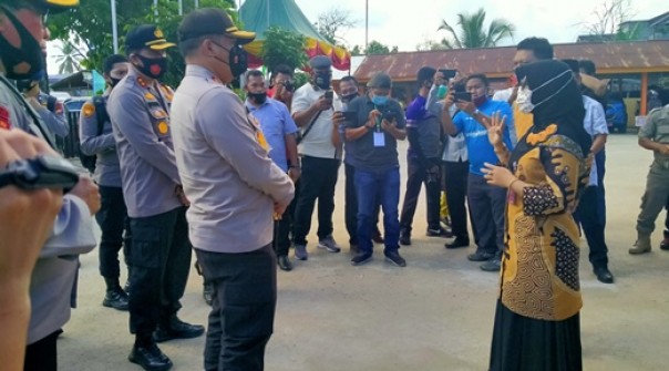 Kapolda Riau Irjen Pol Agung Setya Imam Effendi (kiri) berkunjung ke KPU Inhu dan disambut Ketua KPU Inhu, Yenni Mairida (kanan), Jumat 4 September 2020