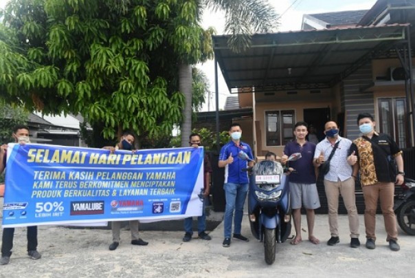 Chief Branch Officer Yamaha, Indra Surya turun langsung menyerahkan unit kepada konsumen di hari pelanggan nasional