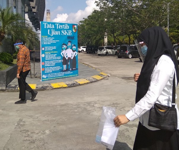 Salah seorang peserta SKB CPNS Pemko Pekanbaru saat akan memasuki ruangan ujian di Gedung SKA Co Ex, Rabu (9/9/2020). Foto: Surya/Riau1.