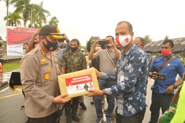 Polres Siak bagikan 10.000 masker