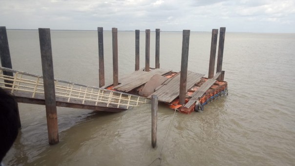 Ponton ambruk