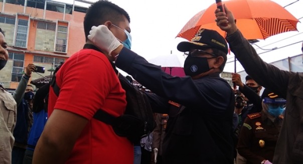 Bupati Inhil membagikan masker untuk masyarakat di Jalan Jenderal Sudirman Tembilahan