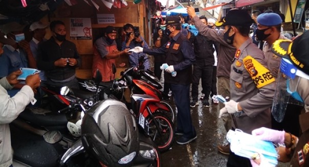 Kapolres Inhil memberikan masker untuk tukang ojek di Jalan Jenderal Sudirman Tembilahan