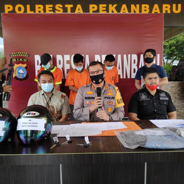 Jumpa pers digelar Kapolresta Pekanbaru Kombes Nandang Mu'min Wijaya dan jajarannya terkait pengunkapan kasus jambret.