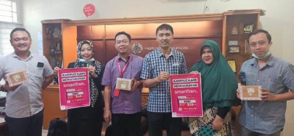 Regional Head Central Sumatera Smartfren, Yoni Setiadi bersama jajaran saat mneyerahkan kartu perdana 1ON+ untuk mendukung belajar daring (foto: istimewa)