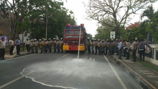 Ratusan personel Polres Inhu menggelar latihan Sispamkot, Jumat 11 September 2020.