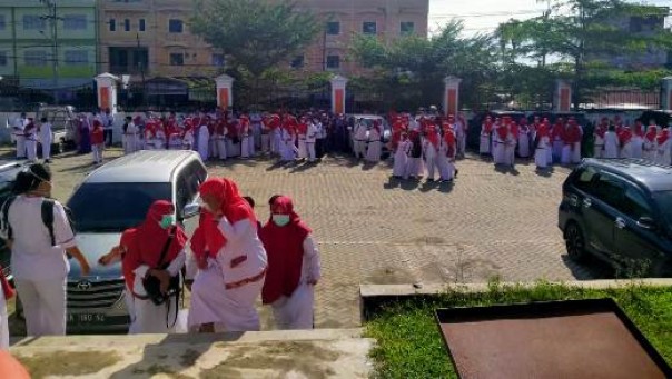 Sebanyak 260 pegawai medis RSUD Indra Sari Rengat mogok kerja. Para petugas medis terdiri dari ASN dan non ASN menuntut haknya, yakni insentif jasa pelayanan BPJS Kesehatan segera dibayarkan managemen rumah sakit.