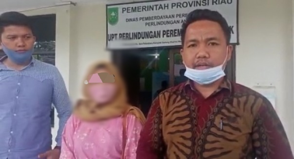 Dody Fernando SH (kanan) bersama rekannya Ronal Regen SH (kiri) mendampingi korban(tengah) saat membuat laporan di kantor UPT PPA Riau, Jumat 11 September 2020