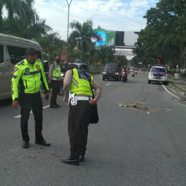 Tampak anggota Polantas berada di lokasi kecelakaan yang menewaskan pesepeda, Minggu pagi (Foto: Ist)