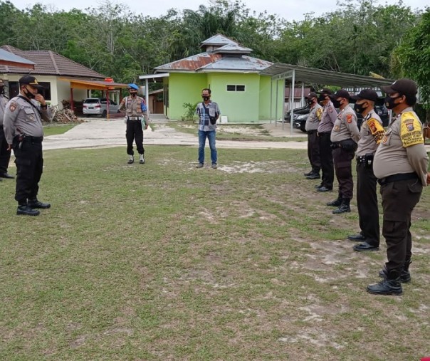 Kapolsek Bunut AKP Rokhani saat memberikan arahan soal pengamanan pelantikan tim pemenangan salah satu calon kepala daerah, Minggu (13/9/2020). Foto: Istimewa.