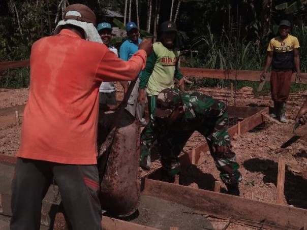 Serma Sumarno bersama warga desa binaan melaaksanakan gotong royong membuat pondasi surau, Sabtu 12 September 2020