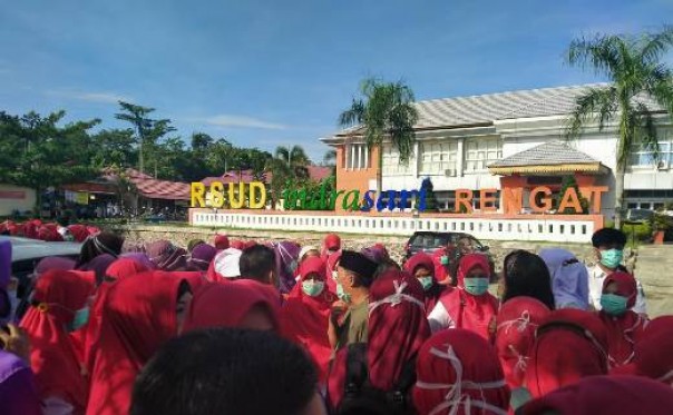 Sebanyak 206 tenaga medis RSUD Indra Sari Rengat menggelar demo damai, Jumat 11 September 2020