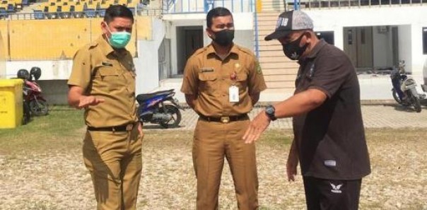 Ketua Panpel PSPS Riau, Edwar Riansyah mendapingi Kepala Dispora Riau, Bobby Rachmat saat meninjau Stadion Kaharuddin Nasution Rumbai