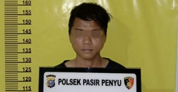 Pelaku begal berinisial RDI berikut barang bukti diamankan di Polsek Pasir Penyu.