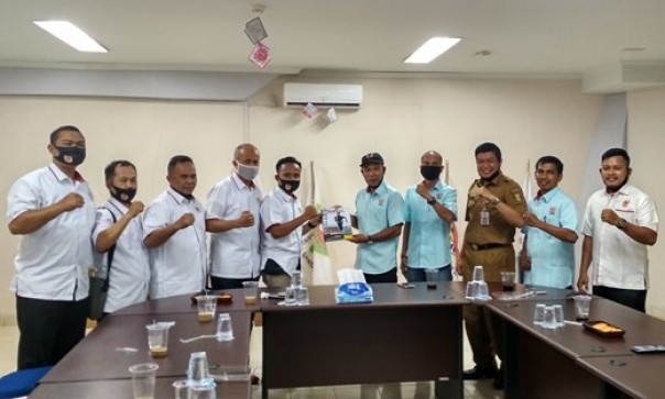 Ketua KONI Kota Pekanbaru, Anis Murzil saat berkunjung ke KONI Kuansing
