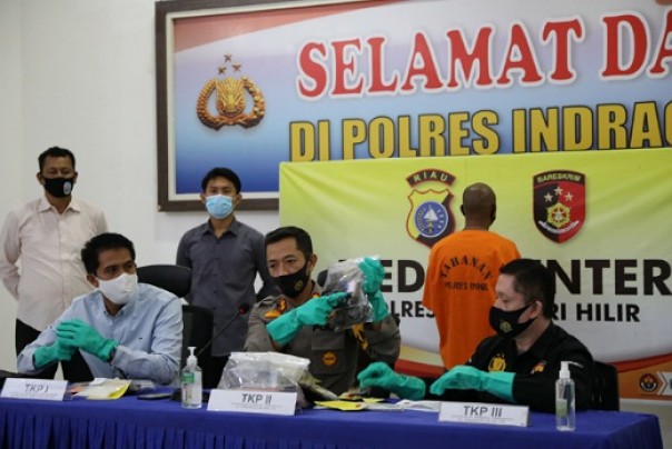 Kapolres Inhil AKBP Dian Setyawan didampingi Kasat Narkoba dan Kasubbag Humas saat press release.