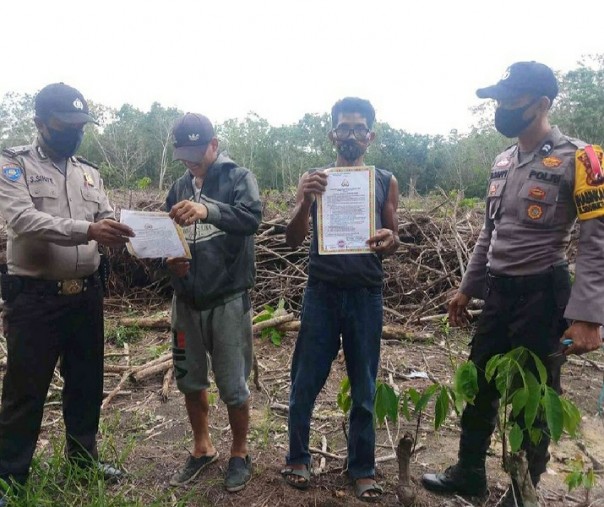 Personel Polsek Pangkalan Kuras menyebarkan selebaran Maklumat Kapolda Riau di Kelurahan Sorek Satu, Kecamatan Pangkalan Kuras, Jumat (18/9/2020). Foto: Istimewa.
