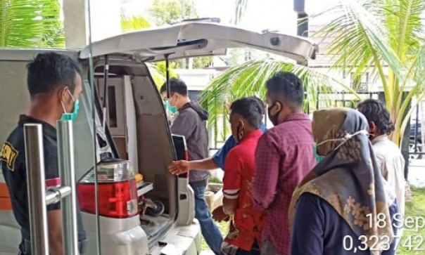 Pelaku saat diamankan tim Kepolisian dan tim kesehatan untuk di rujuk ke RS Jiwa Tampan Pekanbaru