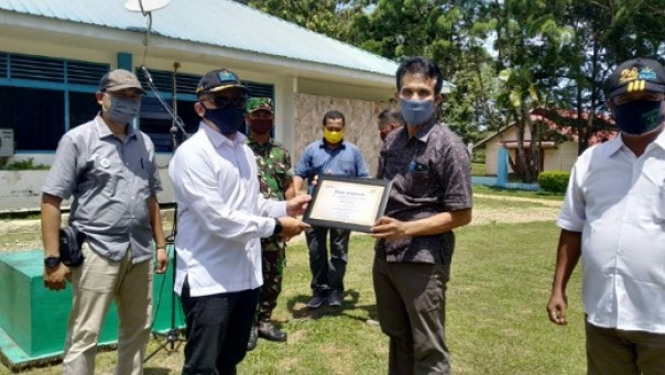 CEO PTPN V Jatmiko K Santosa menyerahkan piagam penghargaan kebun terbaik di lingkungan PTPN Grup kepada Manager Kebun Tamora K Simbolon didampingi GM Distrik Barat Daniel Triandio, Kampar