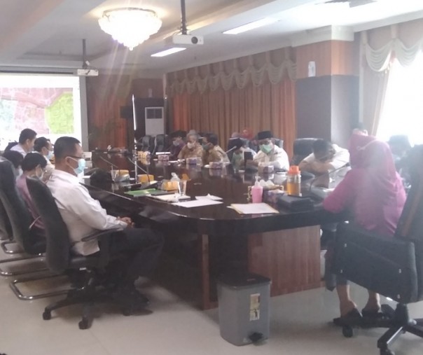 Rapat pembahasan Master Plan Pengendalian Banjir di Gedung Utama Kompleks Perkantoran Tenayan Raya, Jumat (18/9/2020). Foto: Surya/Riau1.