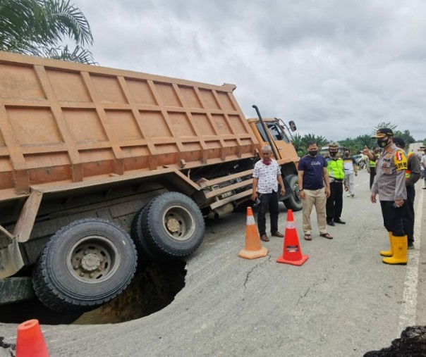 Kapolres Pelalawan AKBP Indra Wijatmiko saat meninjau truk yang terperosok di Jembatan Desa Mekar Jaya, Kecamatan Pangkalan Kerinci, Sabtu (19/9/2020) pagi. Foto: Istimewa.