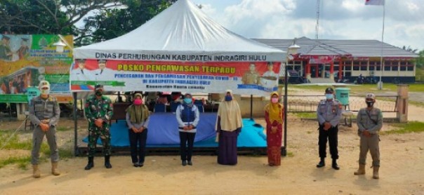 Praka RI Munthe (dua kiri) bersama tim terpadu penegakan protokol kesehatan foto bersama di Pos Pam. Dalam giat itu, setiap pengendara yang melintas akan diperiksa kesehatannya di Check Point, Jumat 18 September 2020.