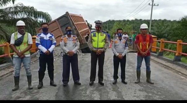 Karena Ambruk Jalan Lintas Timur KM 77 Belum Dapat Dilalui, Arus Lalu Lintas Masih Dialihkan/R24