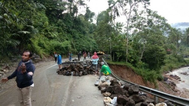 Jalan Lintas Menuju Sumut Ambruk, Berlakukan Sistim Buka Tutup di Daerah Palupuh Agam/langgam