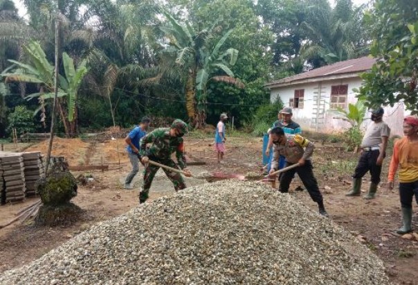 Serda Suroso bersama warga desa binaan melaksanakan Goro pembangunan rumah warga, Ahad 20 September 2020