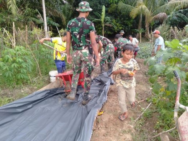 Personel Babinsa Kodim 0302/Inhu bersama warga desa melaksanakan Goro membangun jalan semenisasi, Ahad 20 September 2020