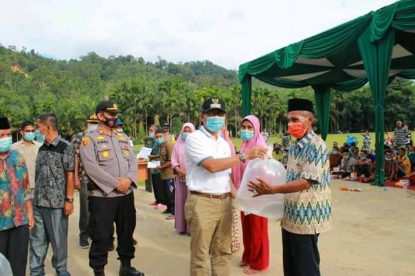 Bupati H Mursini Tebarkan Benih 8.000 Ekor Ikan Lokal di Desa Pangkalan Indarung