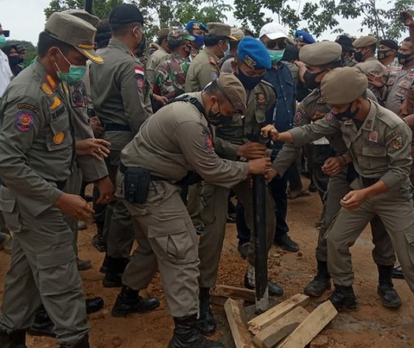 Petugas Satpol PP Pekanbaru saat membongkar portal yang dibangun kelompok pengklaim lahan di KIT, Minggu (20/9/2020). Foto: Istimewa.