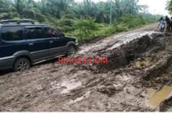 Rusak Parah, Jalan Poros Penghubung Tiga Desa di Siak Kecil Sulit Dilalui/R24