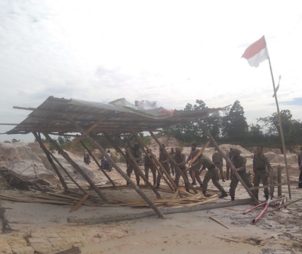 Petugas Satpol PP Pekanbaru saat merobohkan salah satu pondok liar di Kawasan Industri Tenaya, Selasa (22/9/2020). Foto: Surya/Riau1.