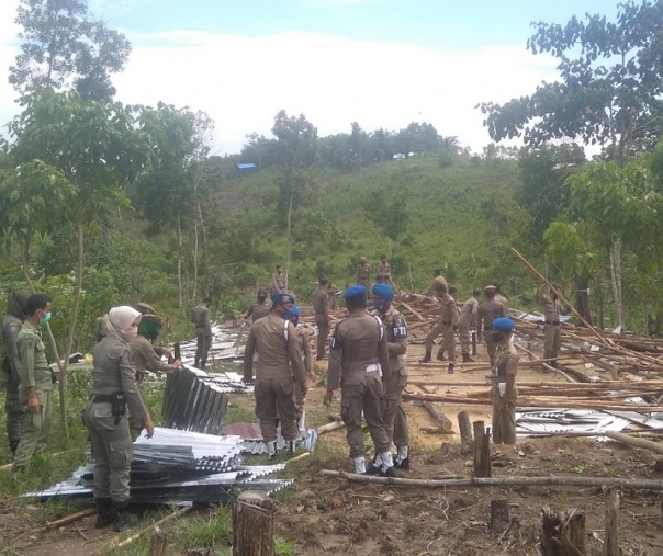 Puluhan petugas Satpol PP Pekanbaru saat merobohkan gubuk liar di Kawasan Industri Tenayan, Selasa (22/9/2020). Foto: Istimewa.