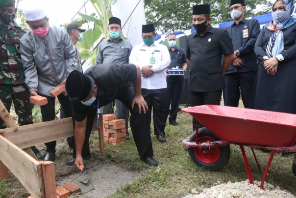 Siak Cetak Sejarah, Bupati Alfedri Letakan Batu Pertama Pembangunan Ponpes Hadist Pertama di Riau