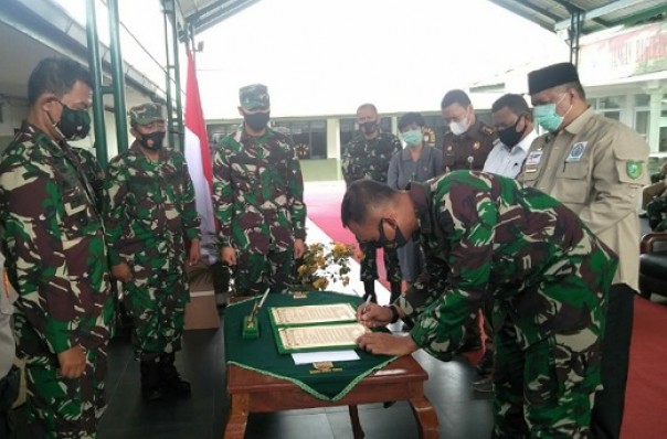 Bupati Inhu H Yopi Arianto SE bersama Kasrem 031/WB Kolonel Inf Junaidi SE MSi menandatangani pelaksanaan program TMMD ke-109 tahun 2020