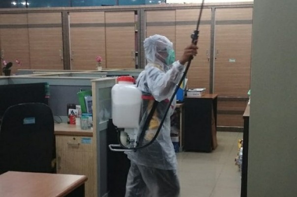 Petugas kantor PLN UP3 Rengat menyemprot cairan disinfektan di seluruh ruangan kantor UP3 Rengat, Selasa 22 September 2020.